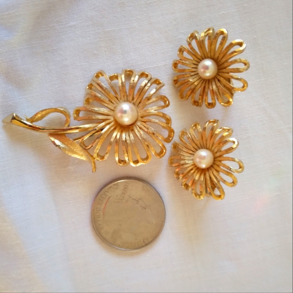 Vintage STAR daisy flower pin and clip on earrings set